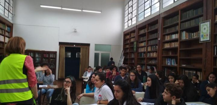 Estudiantes en jornada de taller de Educación Vial Tallerista de Unasev brindando una charla a estudiantes de liceo en el aula.