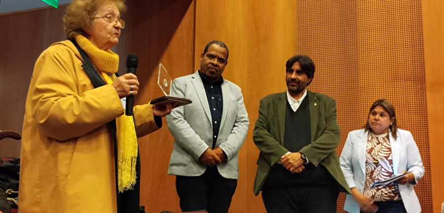 mabel Tagliafico hace uso de la palabra al recibir Reconocimiento por su aporte