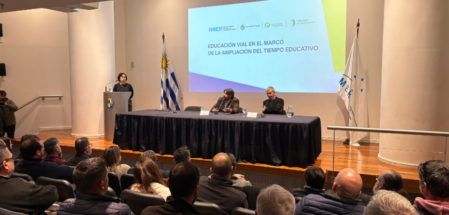 Autoridades de Unasev y Anep en la mesa de presentación