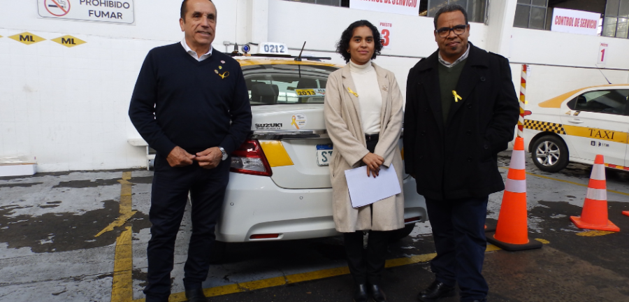 Oscar Dourado, Fernanda Artagaveytia y Aníbal Pintos posando con el taxi que luce el sticker 1000