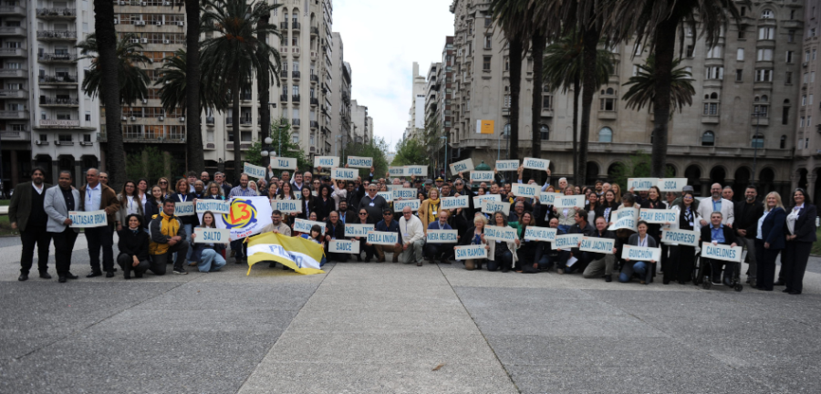 Delegaciones de ULOSEV de todo el país participa de foto grupal en Plaza Independencia de Montevideo
