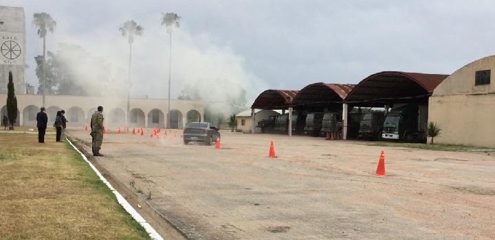 Pruebas prácticas de vehículo sorteando obstáculos en el Servicio de Transporte del Ejército