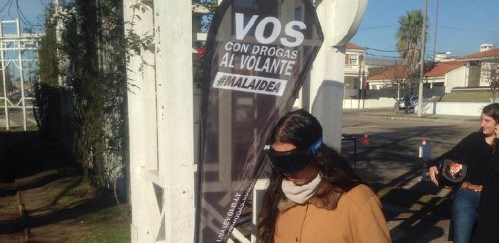 Joven experimentando los lentes 3D que simulan los efectos del consumo de sustancias en la percepción Joven experimentando los lentes 3D que simulan los efectos del consumo de sustancias en la percepción