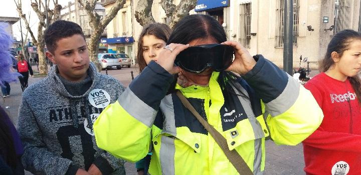 Inspector de Tránsito de Lavalleja probando lentes simuladores