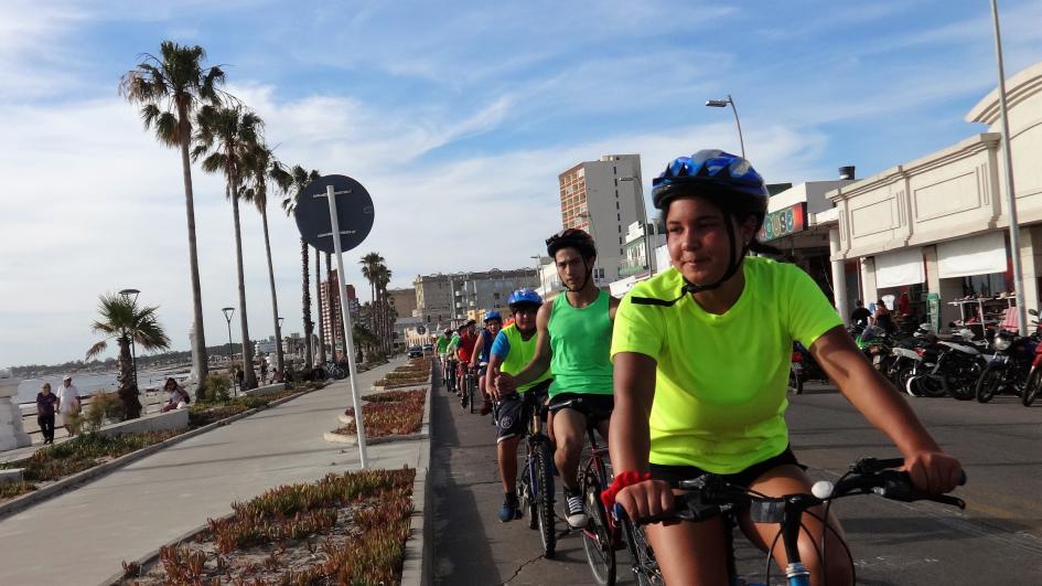 niña andando en bicicleta en la rambla de piriápolis