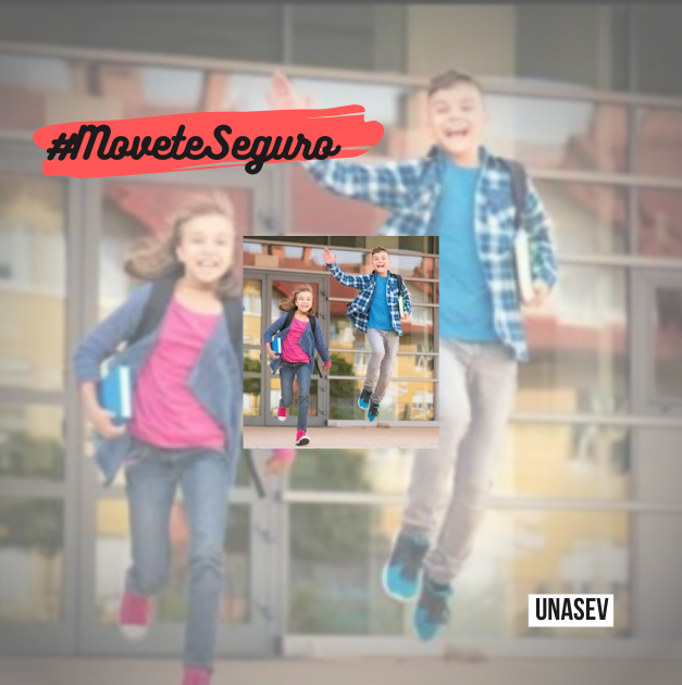 Niños en edad escolar a la salida de un centro educativo Niños en edad escolar a la salida de un centro educativo