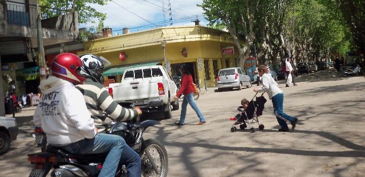 Imagen de tránsito cotidiano en ciudad de Durazno