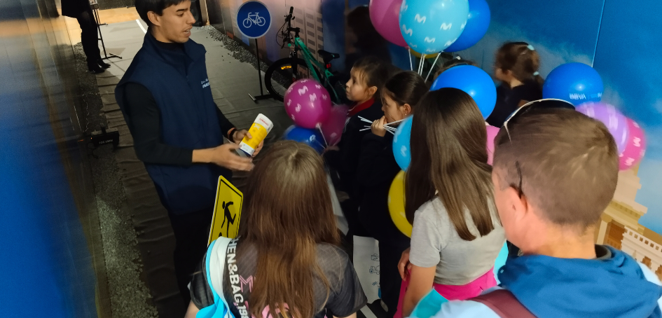Escolares realizando la experiencia 2024 en el estand de Unasev Escolares realizando la experiencia 2024 en el estand de Unasev