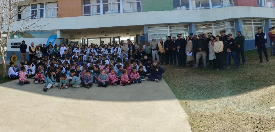 Foto institucional de todos los participantes de la jornada al frente de la Escuela 122 de Caraguatá Foto institucional de todos los participantes de la jornada al frente de la Escuela 122 de Caraguatá
