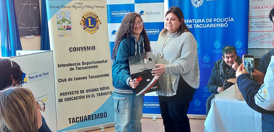 Directora de Unasev Natalia López entrega casco de moto sorteado Directora de Unasev Natalia López entrega casco de moto sorteado