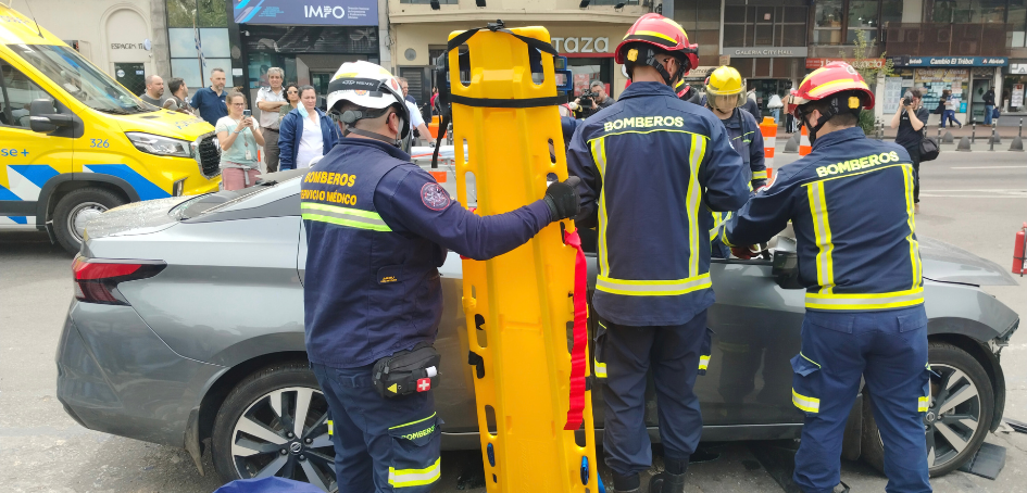 Bomberos durante asistencia sanitaria a víctima de vehículo