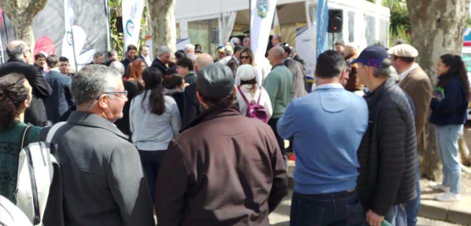 Público durante apertura de estand Público durante apertura de estand