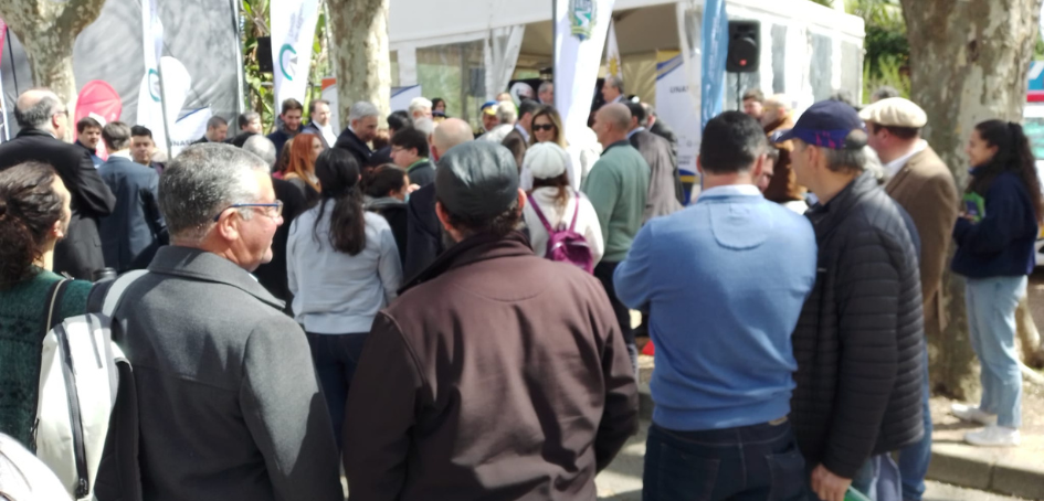 Público durante apertura de estand