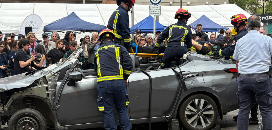 Bomberos durante asistencia sanitaria a víctima de vehículo
