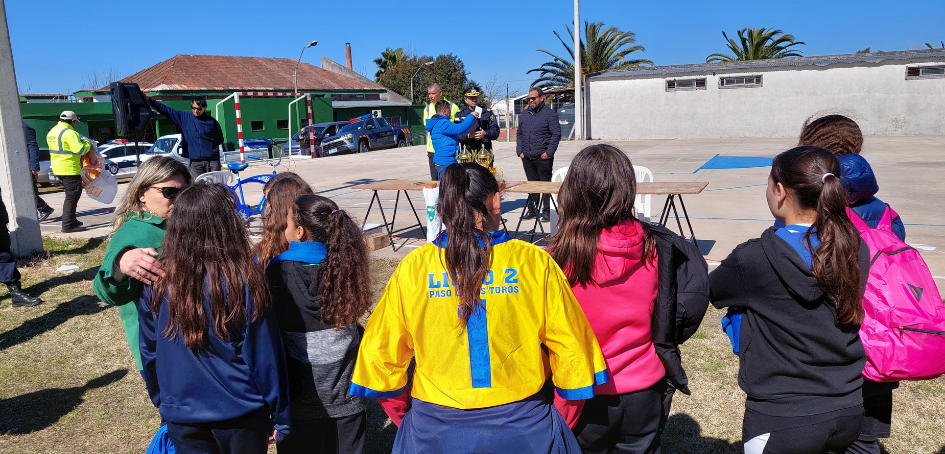 Director de Unasev Aníbal Pintos durante la entrega de premios en actividad deportiva Director de Unasev Aníbal Pintos durante la entrega de premios en actividad deportiva