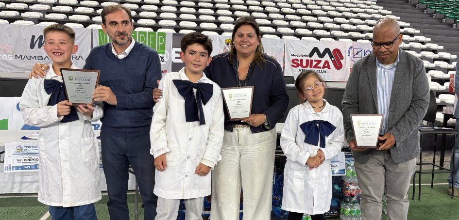 Directores López y Pinros durante la entrega de premios