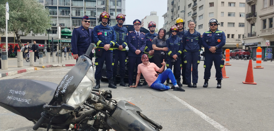 Equipo de Bomberos y estudiantes de UTU