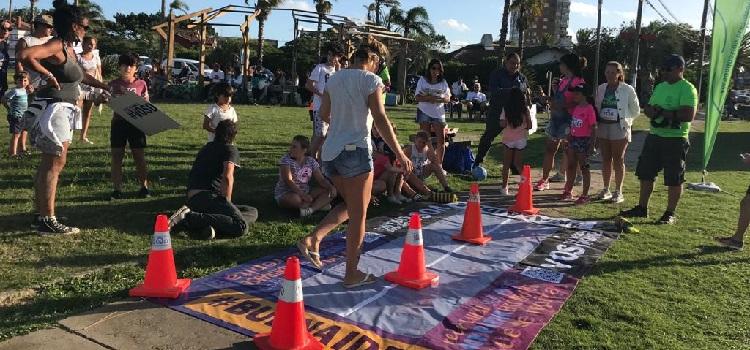 Público en general probando lentes que simulan efecto alcohol en La Paloma