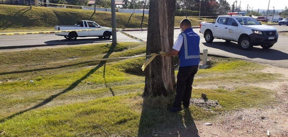 Inspector de Tránsito realizando tareas de cierre de áreas verdes en Rivera