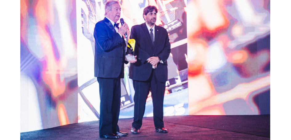 Marcelo Metediera recibe el Reconocimiento de manos de Jorge Tomasi