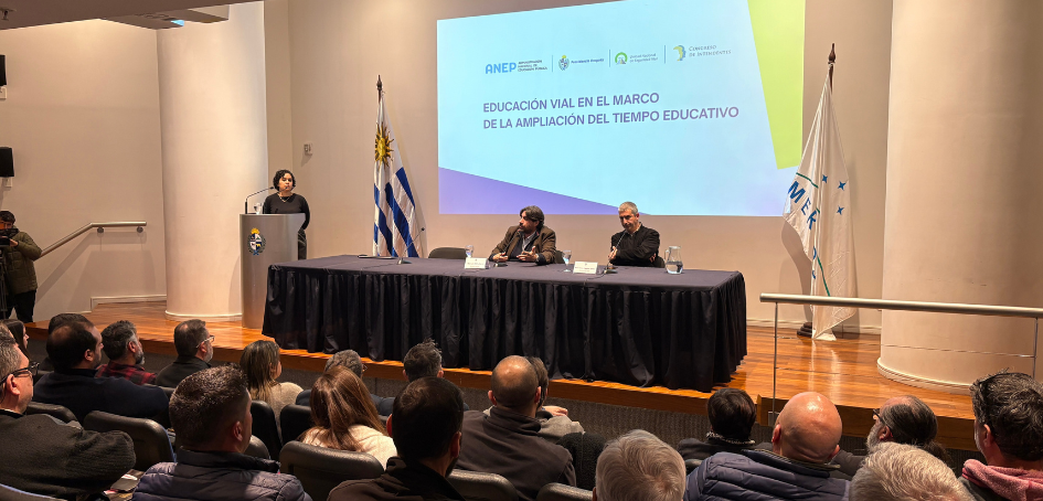 Autoridades de Unasev y Anep en la mesa de presentación Autoridades de Unasev y Anep en la mesa de presentación