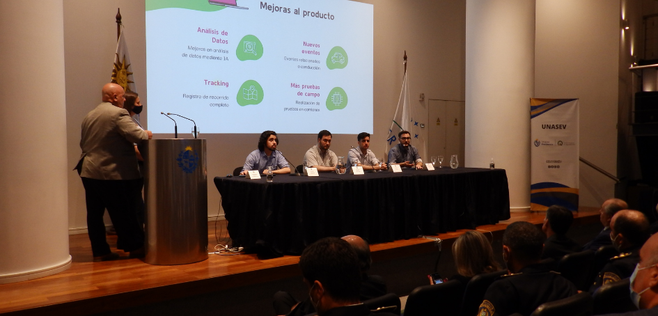 Panel de exposición de equipo de Universidad Montevideo Panel de exposición de equipo de Universidad Montevideo