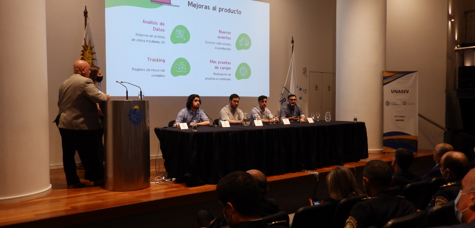 Panel de exposición de equipo de Universidad Montevideo