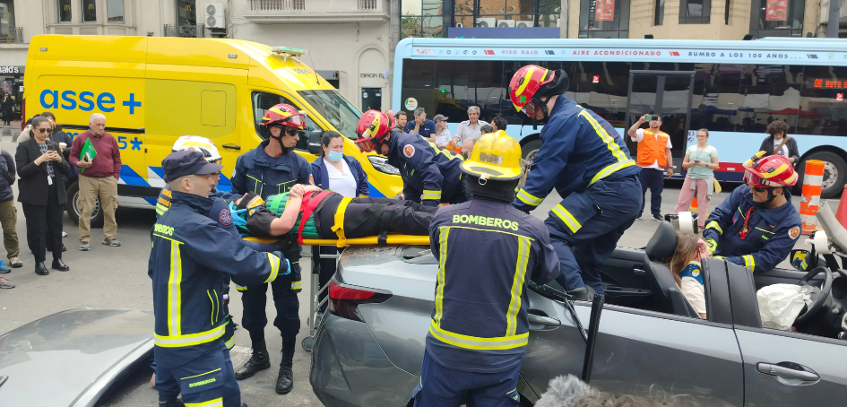 Bomberos actuando en la recreación del simulacro