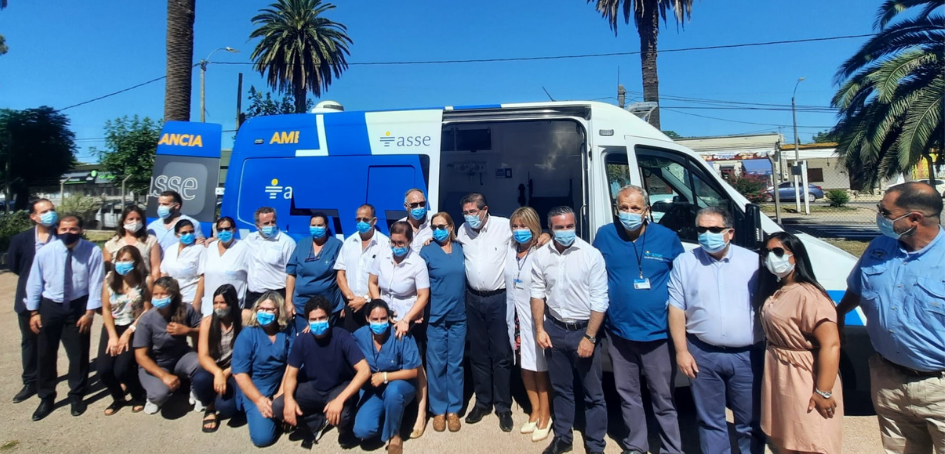 Equipo de ASSE posando frente a entrega de nueva ambulancia Equipo de ASSE posando frente a entrega de nueva ambulancia