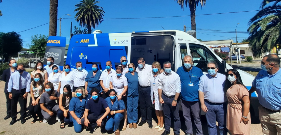 Equipo de ASSE posando frente a entrega de nueva ambulancia