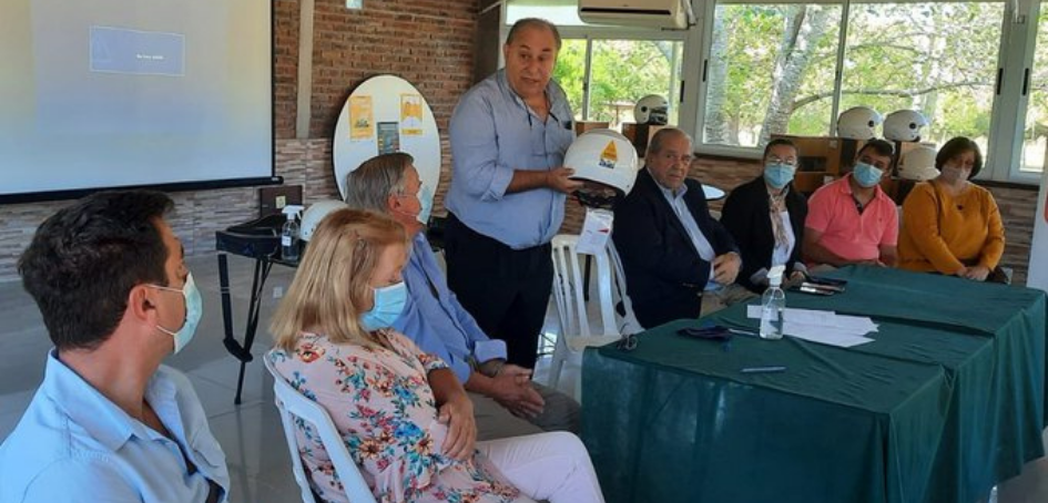 Presidente de UNASEV presentando donación de cascos a ULOSEV Pando