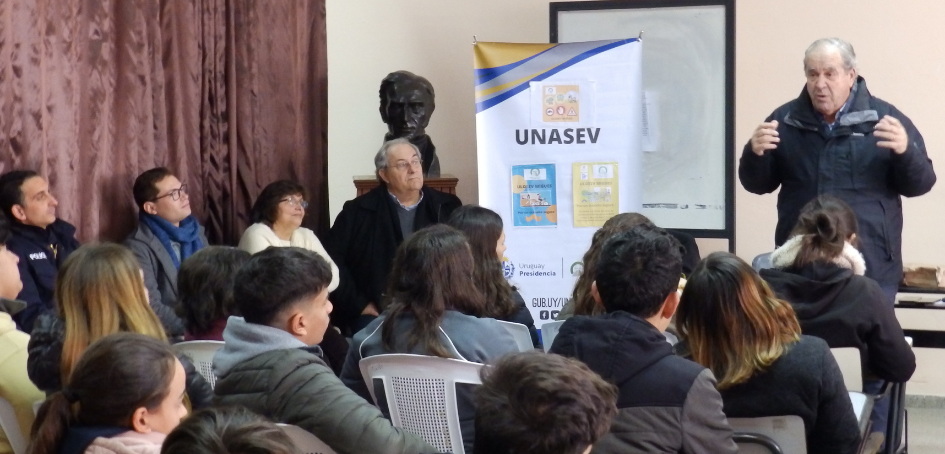 Jorge Alfaro exponiendo frente a alumnos del Liceo de Migues Jorge Alfaro exponiendo frente a alumnos del Liceo de Migues