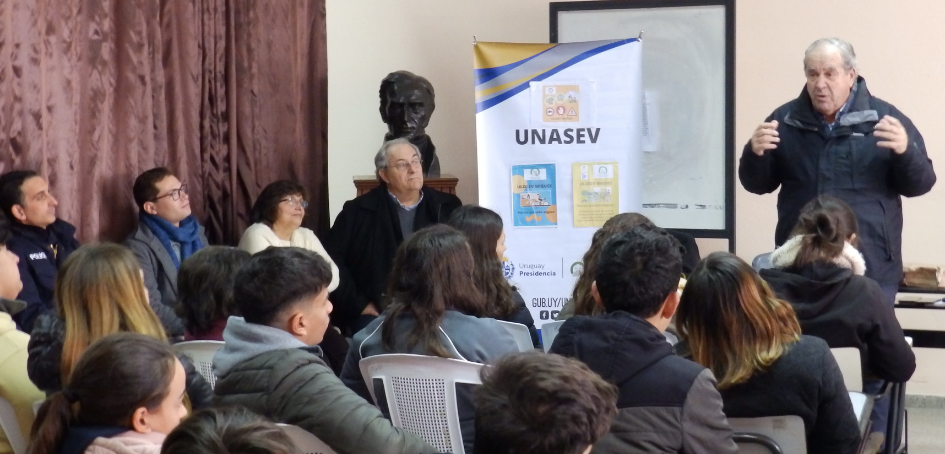 Jorge Alfaro exponiendo frente a alumnos del Liceo de Migues