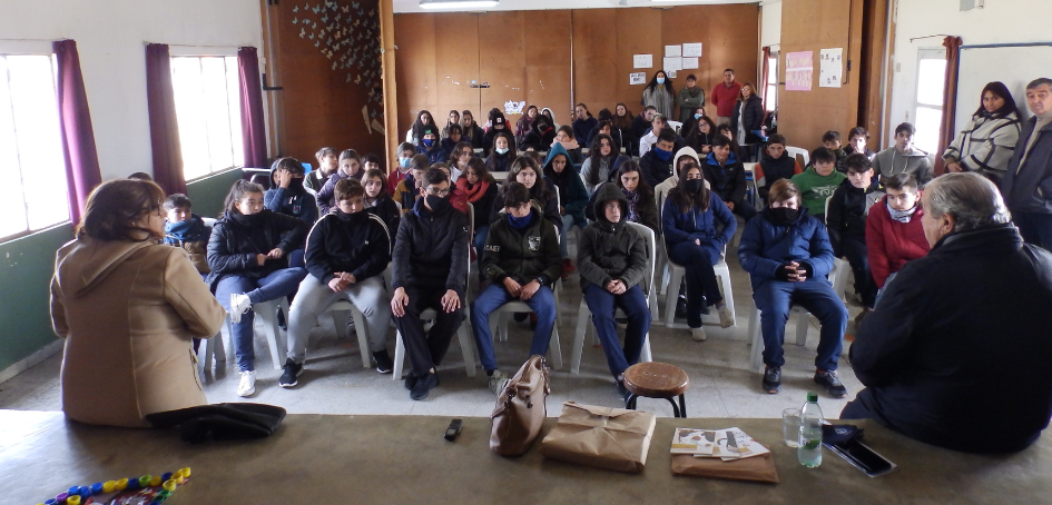 Referentes de UNASEV conversando con estudiantes de liceo de Montes Referentes de UNASEV conversando con estudiantes de liceo de Montes