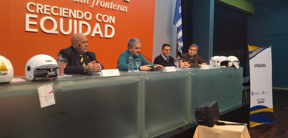 Mesa de presentación con autoridades Mesa de presentación con autoridades
