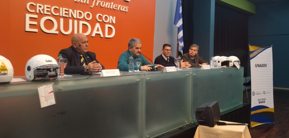 Mesa de presentación con autoridades