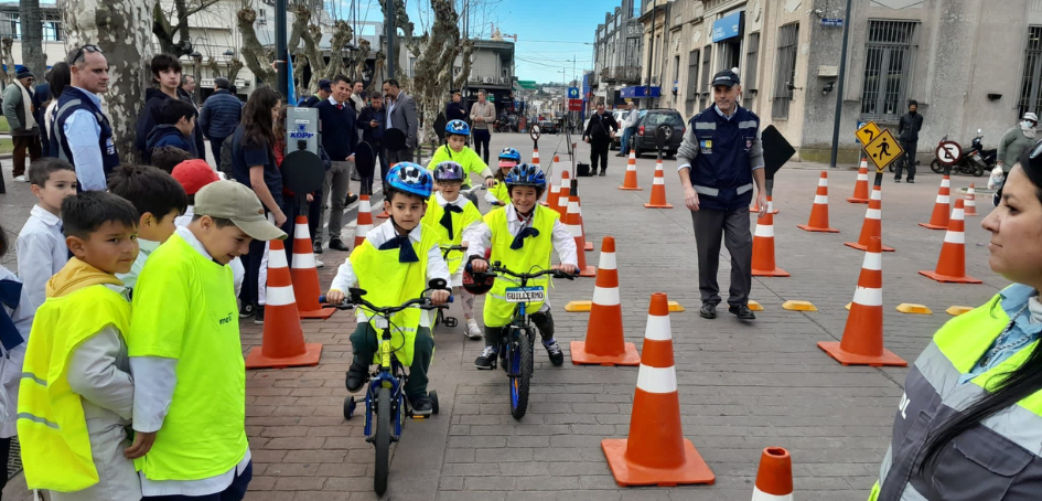 Escolares disfrutando en inauguración de Escuela Vial Itinerante en Lavalleja