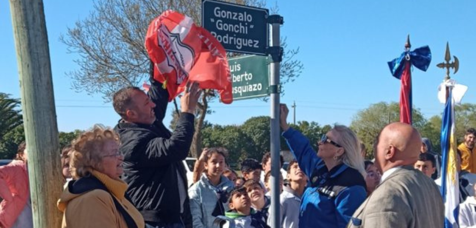 Momento en que se descubre señalización de la calle Gonzalo "Gonchi" Rodríguez en Tarariras/Colonia Momento en que se descubre señalización de la calle Gonzalo "Gonchi" Rodríguez en Tarariras/Colonia