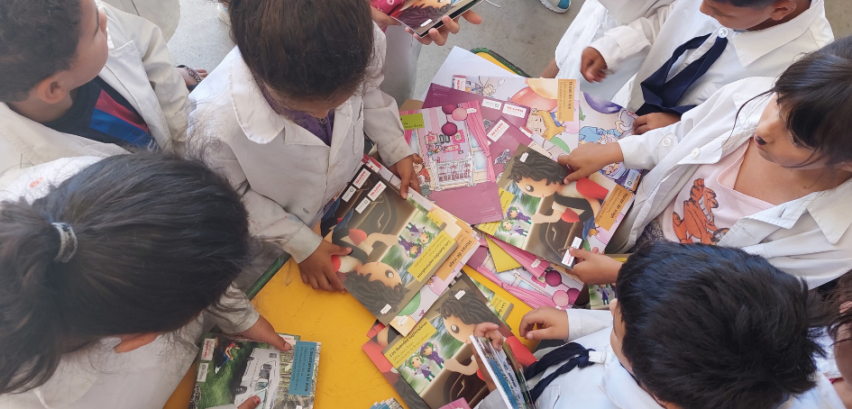 Escolares en un primer encuentro con libros que tratan la seguridad vial