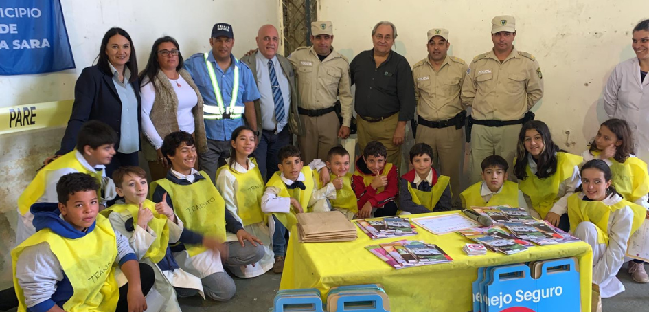 Escolares de la 28 en Villa Sara, junto a autoridades