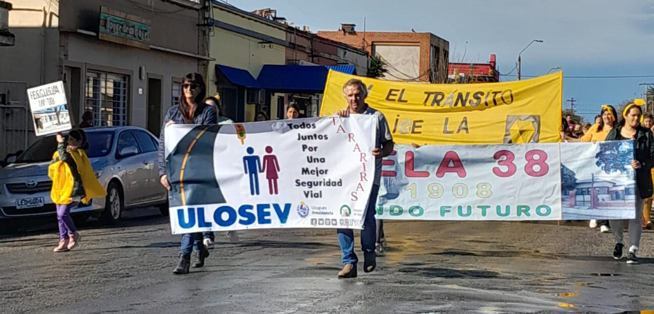 Fuerzas vivas desfilando en Tarariras en el marco de Mayo Amarillo 2023 Fuerzas vivas desfilando en Tarariras en el marco de Mayo Amarillo 2023