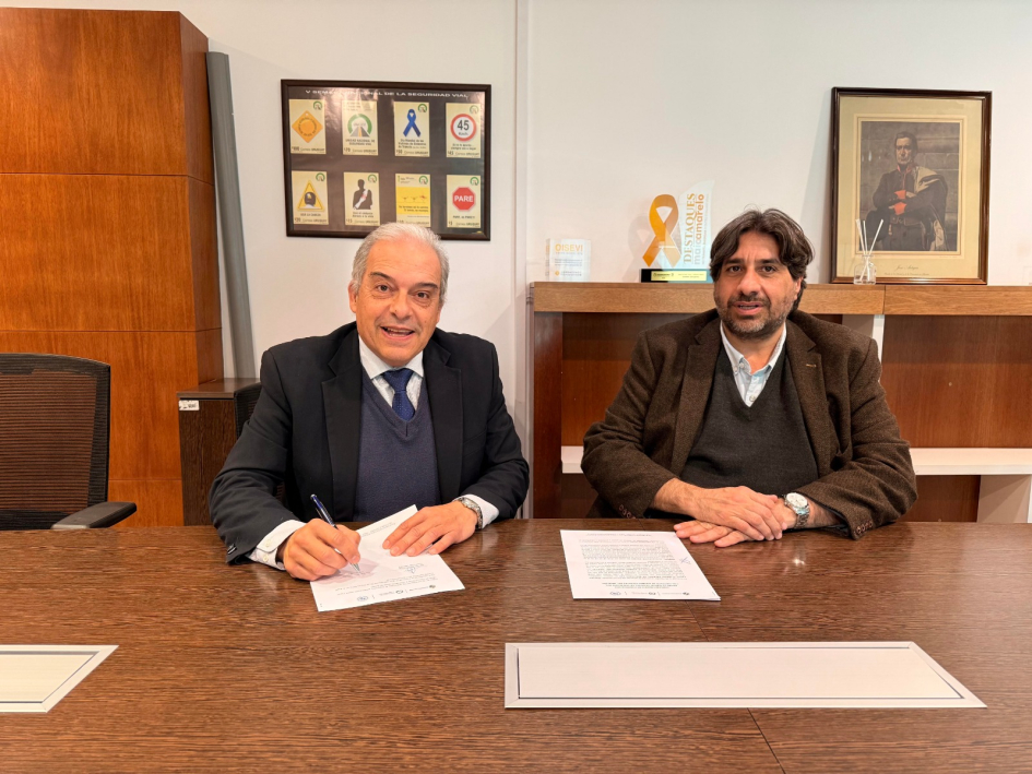 Presidente de UNASEV Marcelo Metediera junto al Ing. Fernando Gómez Director de UNIT Firma de convenio marco con el Instituto de Normas Técnicas del Uruguay