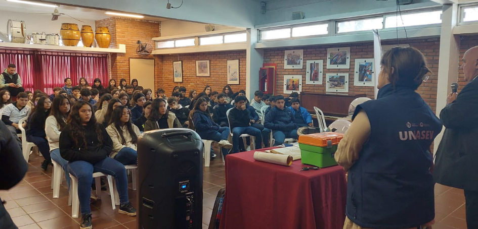 Director Carlos Manzor en intervención de UNASEV en Liceo 3 de Artigas Director Carlos Manzor en intervención de UNASEV en Liceo 3 de Artigas