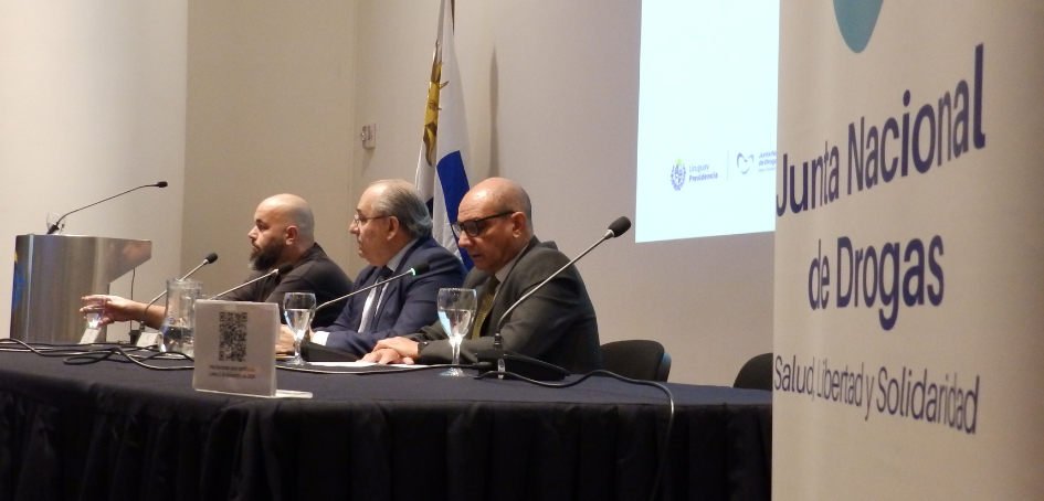Dr. Daniel Radío haciendo uso de la palabra durante el Seminario "Usos de drogas y seguridad vial" Dr. Daniel Radío haciendo uso de la palabra durante el Seminario "Usos de drogas y seguridad vial"