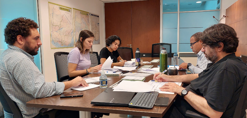 Reunión de trabajo En mesa de trabajo el área de Datos junto a Metediera, Pintos y Artagaveytia