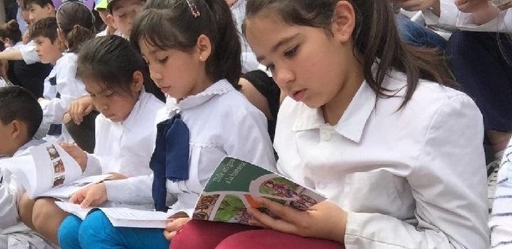 Escolares repasndo el libro sobre Educación Vial Escolares repasndo el libro sobre Educación Vial