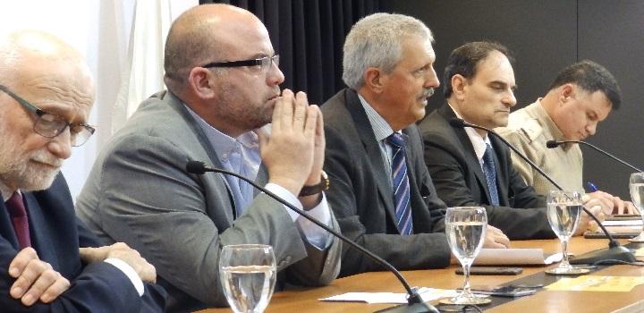 Autoridades en la mesa de presentación Autoridades en la mesa de presentación