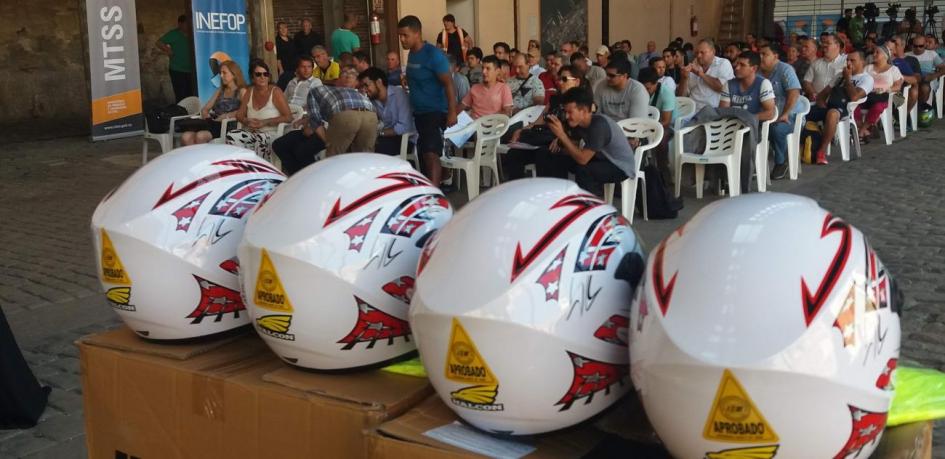 Cascos sorteados durante la entrega de Carnets