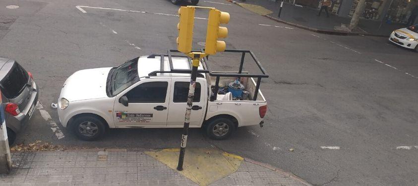 Vehículo obstaculizando rampa de acceso en vía pública Vehículo obstaculizando rampa de acceso en vía pública
