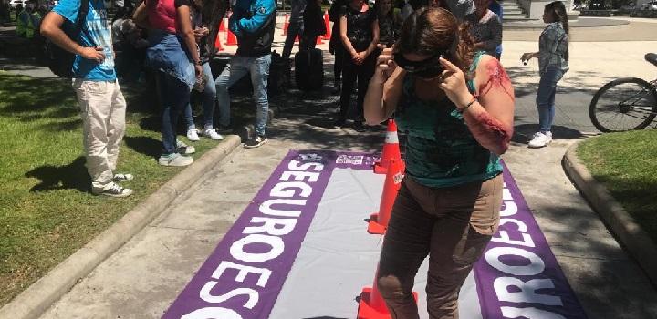 Joven experimentando con lentes simuladores de efecto drogas